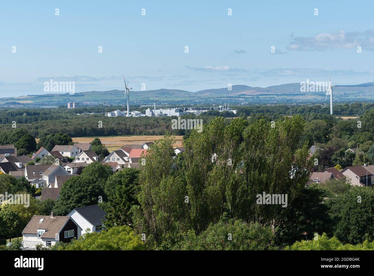 Die schottische Landschaft mit Blick auf Irvine in North Ayrshire und die Windturbinen- und Ayrshires-Industrie in weiter Ferne. Stockfoto