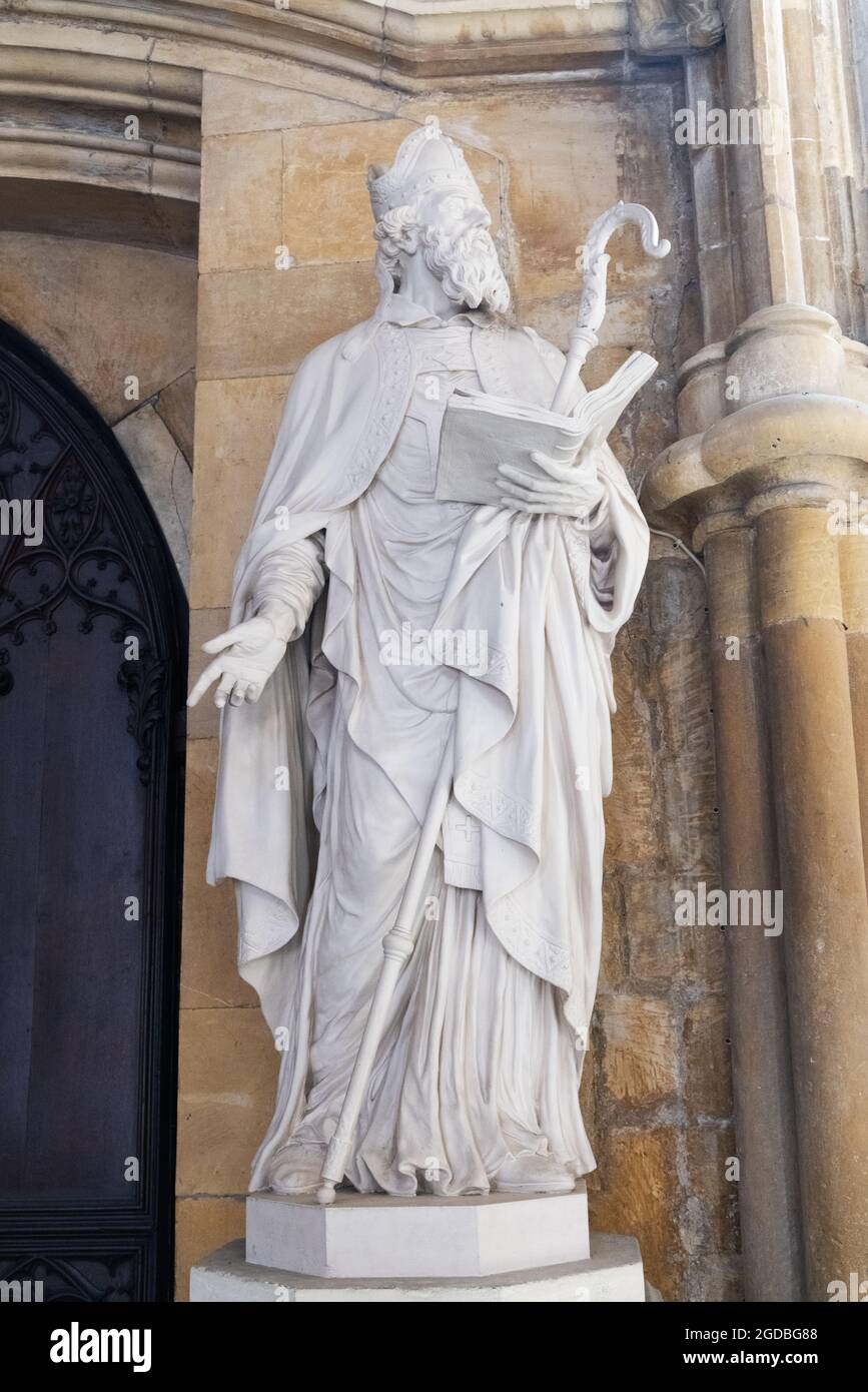 Statue des Hl. Johannes von Beverley aus dem 18. Jahrhundert, Bischof von York im 8. Jahrhundert, starb 721 n. Chr., in Beverley Minster oder Kathedrale, Beverley Yorkshire UK Stockfoto