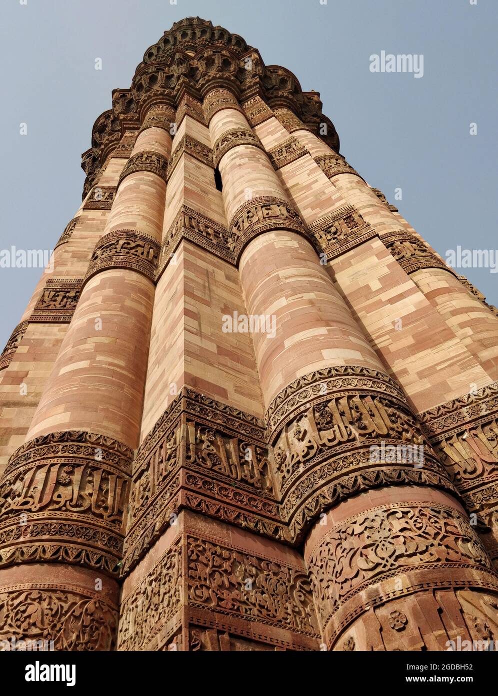 Qutub (Qutb) Minar, der höchste freistehende Steinturm der Welt und das höchste Minarett in Indien, erbaut aus rotem Sandstein und Marmor Stockfoto