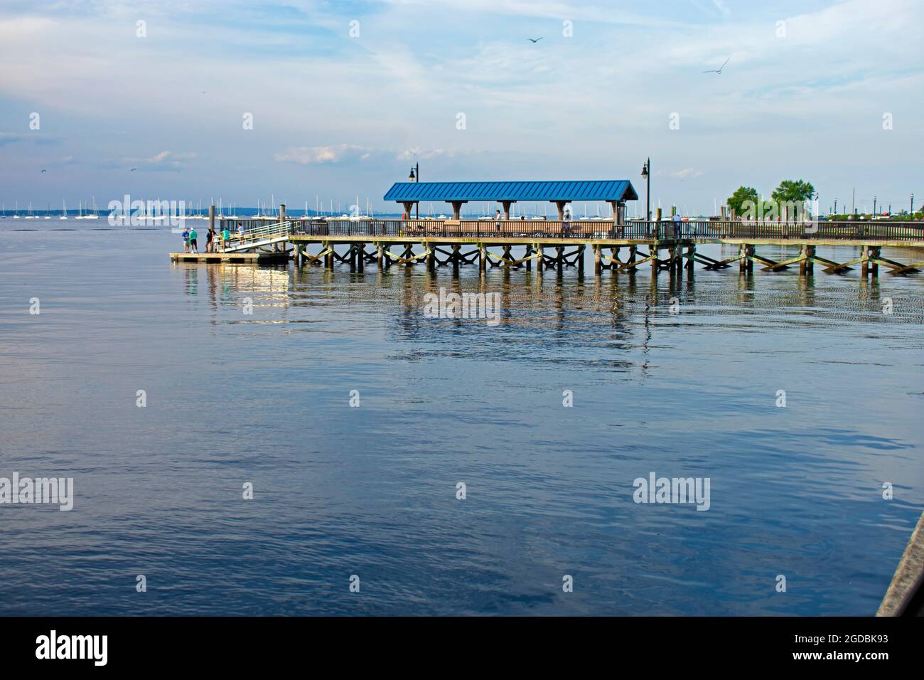 Anonyme Menschen genießen einen Sommertag mit Fischen und Krabbenfischen am Angelpier Keyport in New Jersey -03 Stockfoto