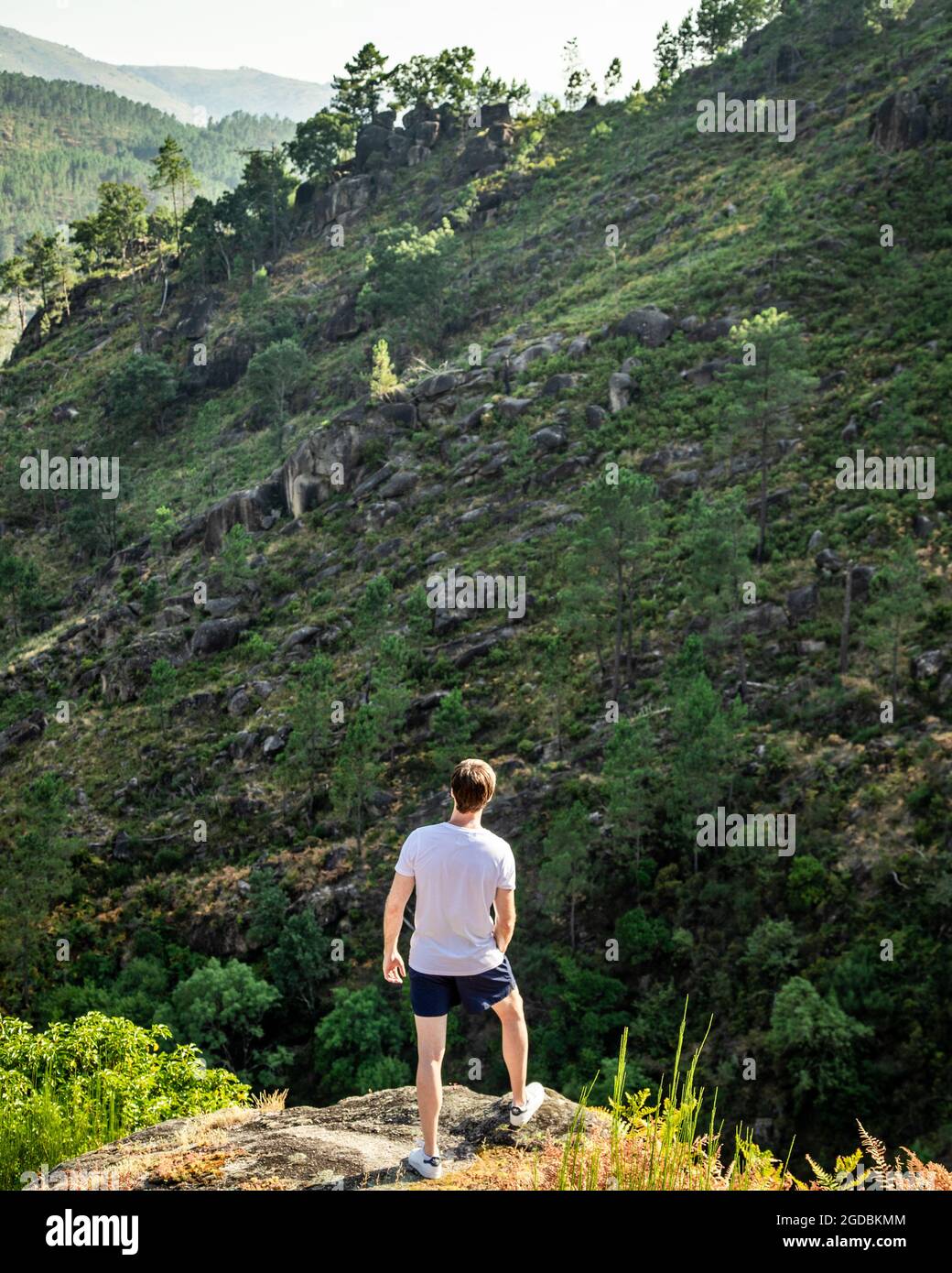 Wanderer auf einem Hügel beobachten die Landschaft in Gerês, einem Berg im Parque Nacional Peneda Gerês in Portugal. Staycation. Stockfoto