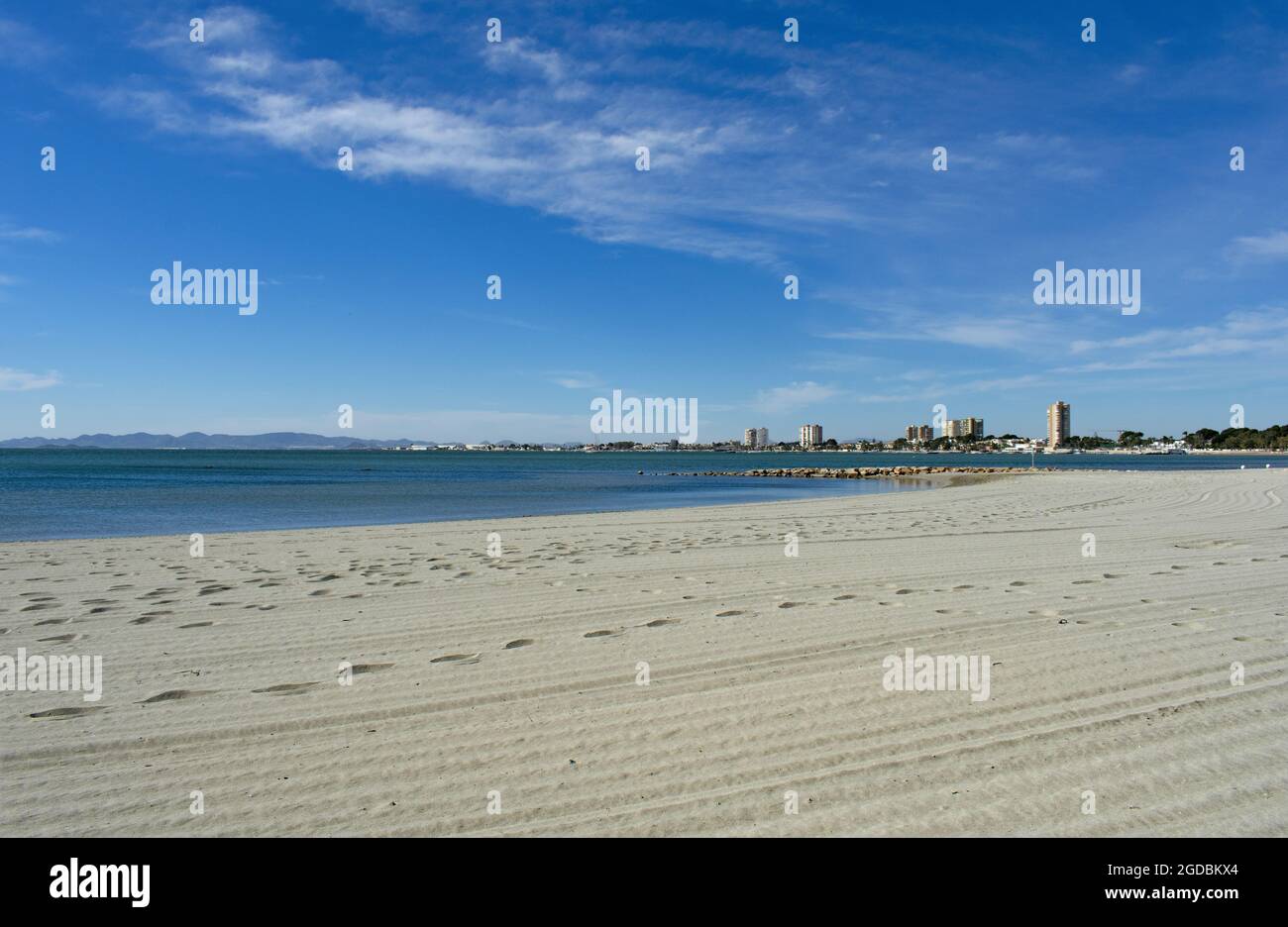 Sandstrand am Mar Menor, Lo Pagan, Murcia, Südspanien. Friedliche, ruhige Szene mit hellblauem Himmel - Raum kopieren. Stockfoto
