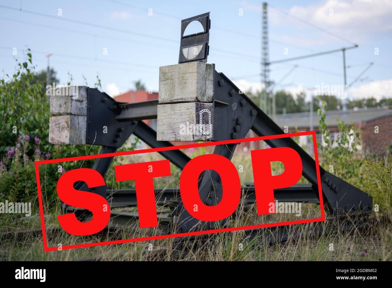 Pufferblock am Ende einer Eisenbahnstrecke mit Text Stopp, Konzept für Streik oder Stilllegung von Eisenbahnstrecken, ausgewählter Fokus Stockfoto