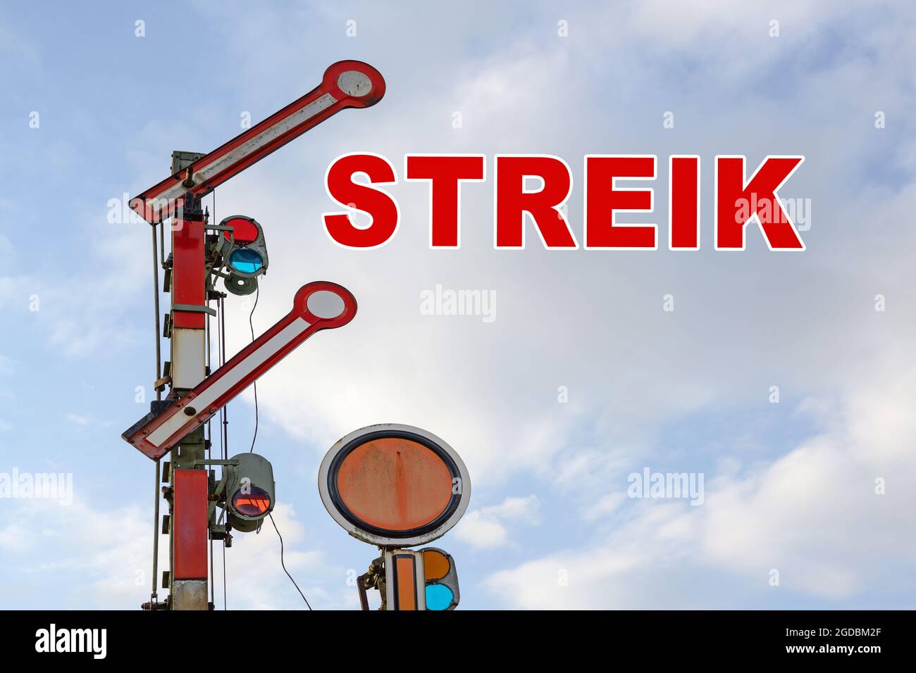 Eisenbahnsignal und deutscher Text Streik, was Streik bedeutet, gegen einen blauen Himmel mit Wolken, Raum kopieren Stockfoto