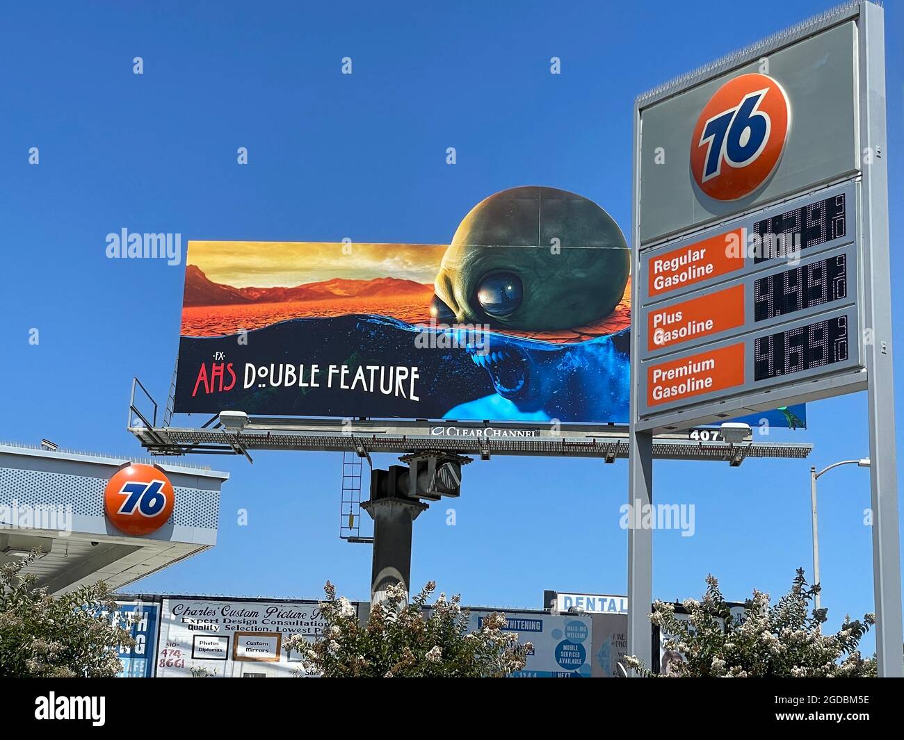FX Plakatwand über 76 Tankstelle Schild mit Preisen in Los Angeles, CA Stockfoto