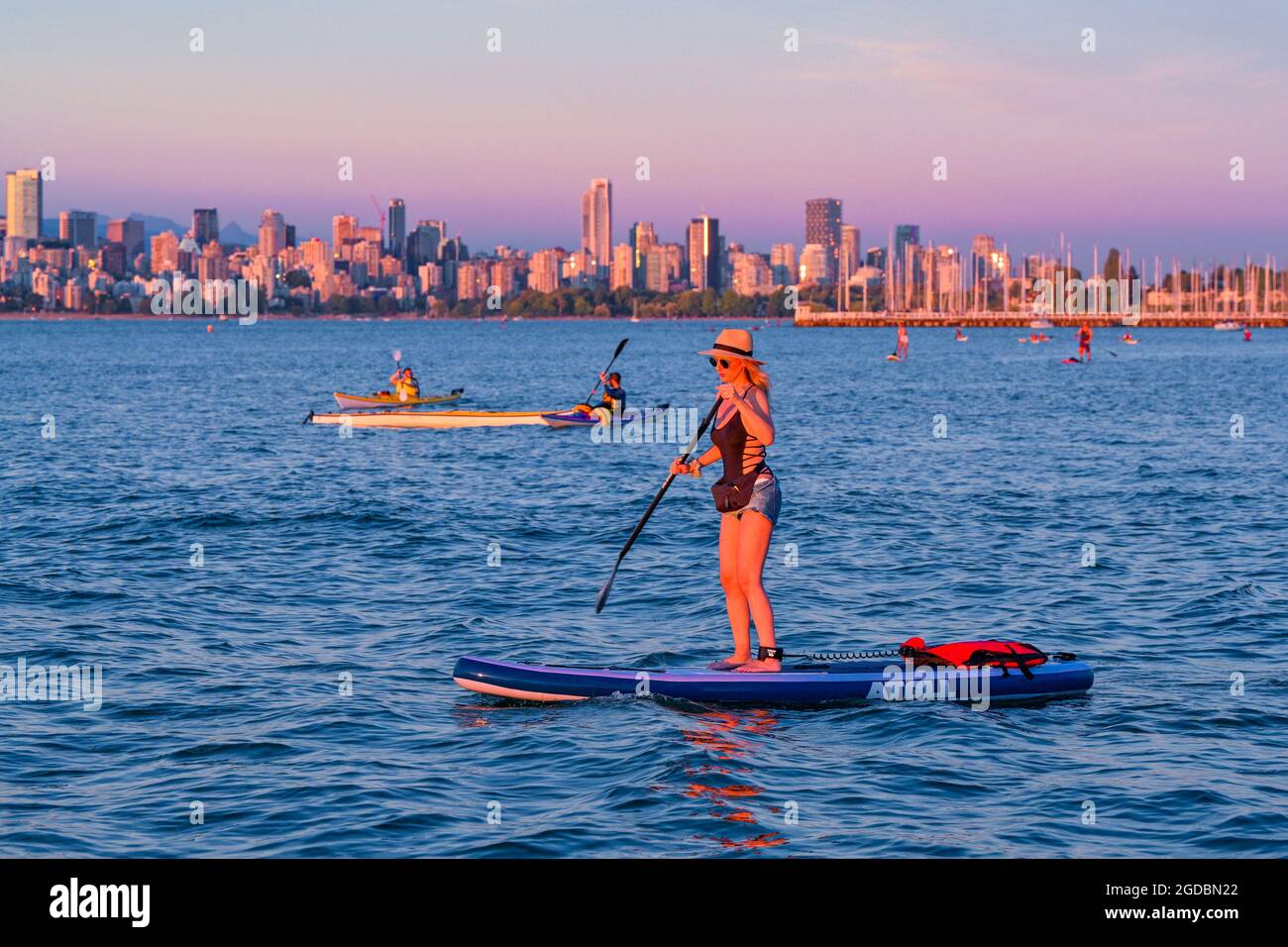 Stand Up Paddle Boarder, English Bay, Vancouver, British Columbia, Kanada Stockfoto