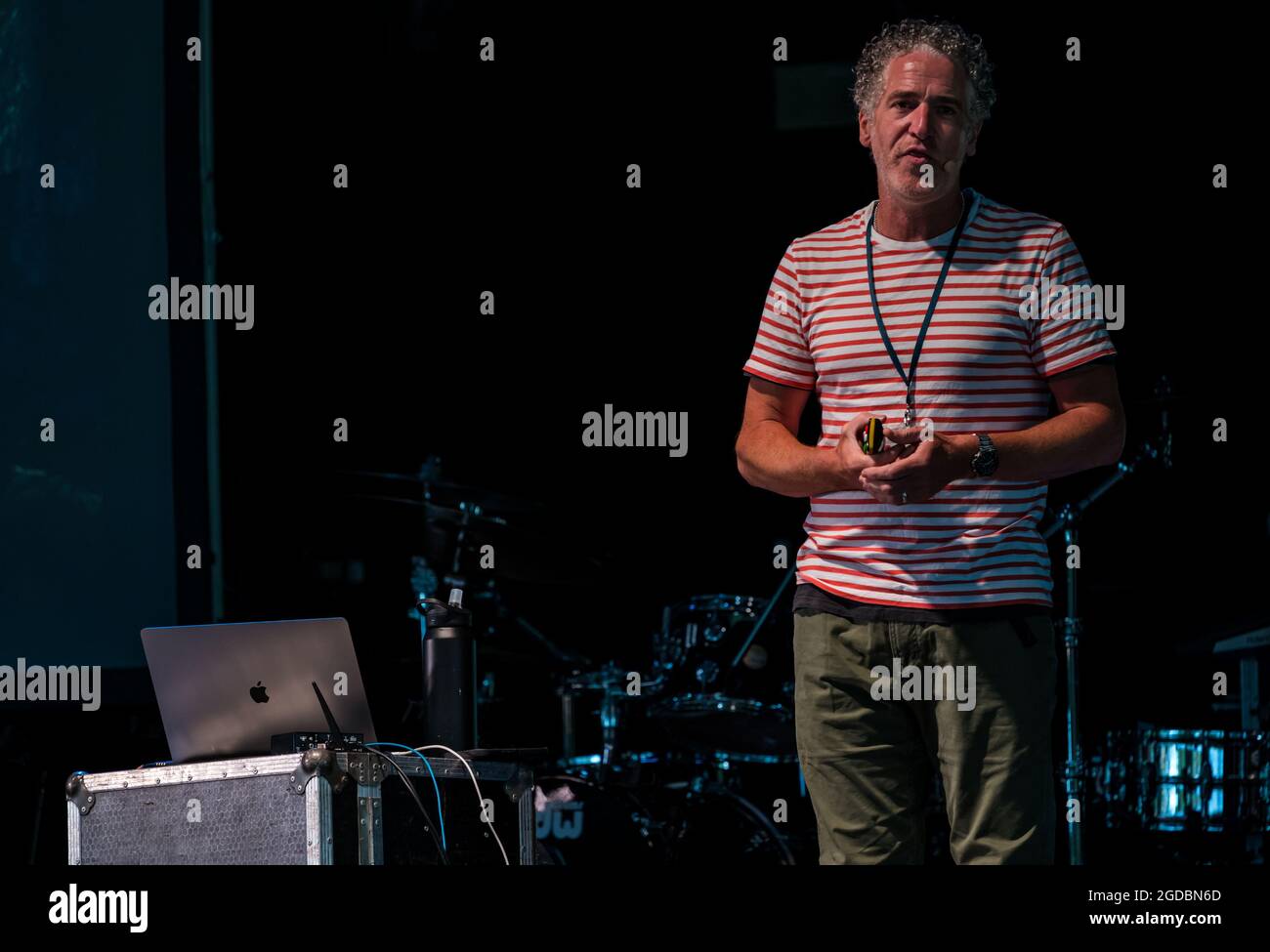 Der Fotograf und Filmemacher Gordon Buchanan auf der Bühne des Fringe-by-the-Sea Festivals, North Berwick, Schottland, Großbritannien Stockfoto