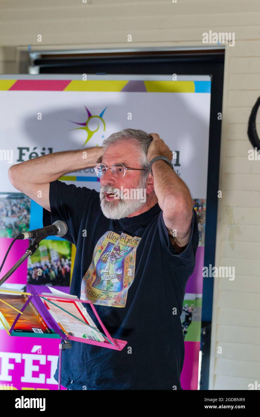 Belfast, Großbritannien. August 2021. 12/08/2021 Belfast Gerry Adams und Seamus Carabine bei Scribes at the Rock. Teil von Feile an Phobail. Kredit: Bonzo/Alamy Live Nachrichten Stockfoto