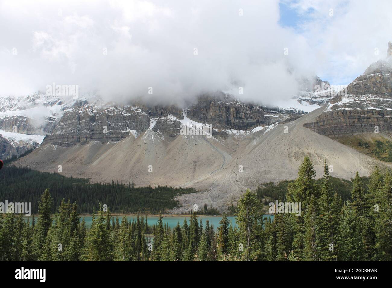 Bilder von der Natur an verschiedenen Orten. Himmel, Berg, Wolke, See und grüne Umgebungen. Stockfoto