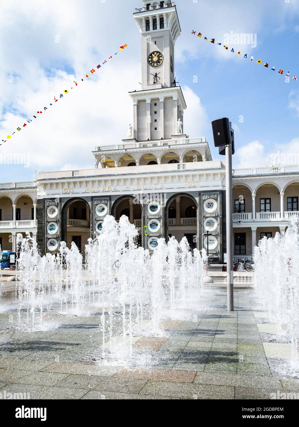 Moskau, Russland - 19. Juli 2021: Wasserbrunnen vor dem North River Terminal in der Stadt Moskau im Sommer. Das Terminal wurde 1937 gebaut und wurde neu gebaut Stockfoto