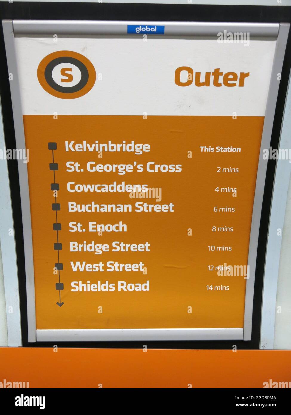 Die U-Bahn von Glasgow ist eine durchgehende Schleife mit Stationen, die je nach Fahrtrichtung als auf dem inneren Kreis oder dem äußeren Kreis beschrieben werden. Stockfoto