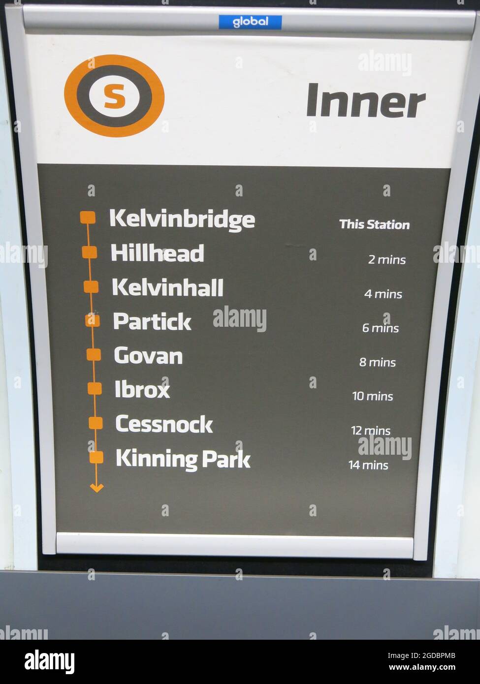 Die U-Bahn von Glasgow ist eine durchgehende Schleife mit Stationen, die je nach Fahrtrichtung als auf dem inneren Kreis oder dem äußeren Kreis beschrieben werden. Stockfoto