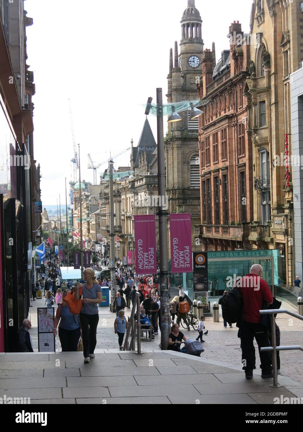 Blick auf die Buchanan Street mit Blick auf St. Enoch an einem geschäftigen Einkaufsnachmittag im August 2021. Stockfoto