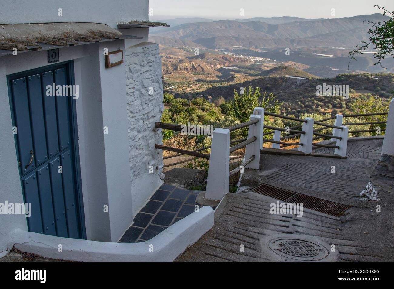 Blick auf die Landschaft der Alpujarra von einem weißen Haus in Mairena, das auf einer großen Höhe liegt Stockfoto