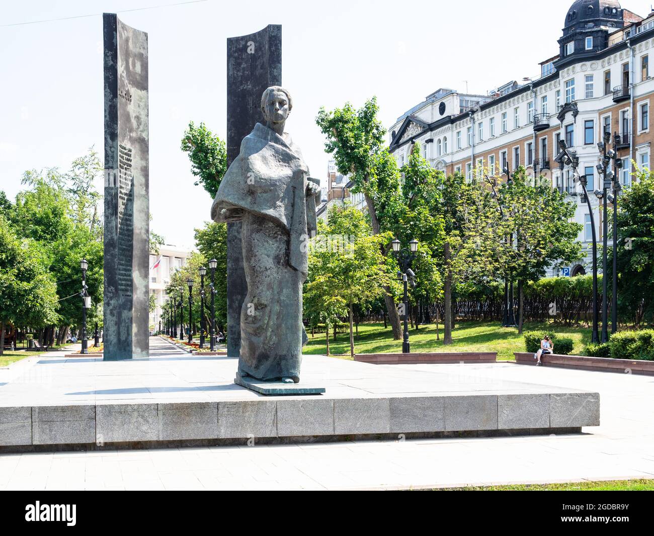 Moskau, Russland - 11. Juli 2021: Sretenski Tor Platz mit Denkmal für Nadeschda Krupskaya und grünen Boulevard in Moskau. Das Denkmal wurde eingeweiht Stockfoto