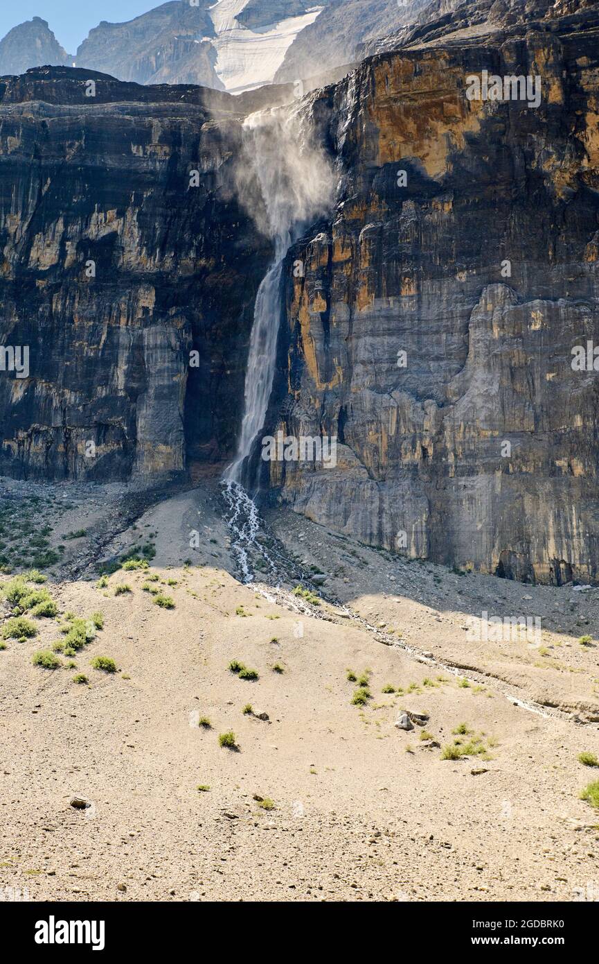 Wasserfall wird vom Stanley Glacier gespeist, stürzt von der Felswand an der Seite des Hanging Valley, Stanley Glacier Trail, Kootenay National Park, British Columbia Stockfoto