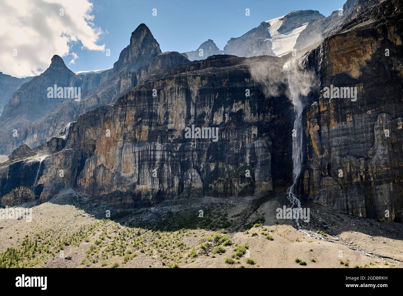 Wasserfall wird vom Stanley Glacier gespeist, stürzt von der Felswand an der Seite des Hanging Valley, Stanley Glacier Trail, Kootenay National Park, British Columbia Stockfoto