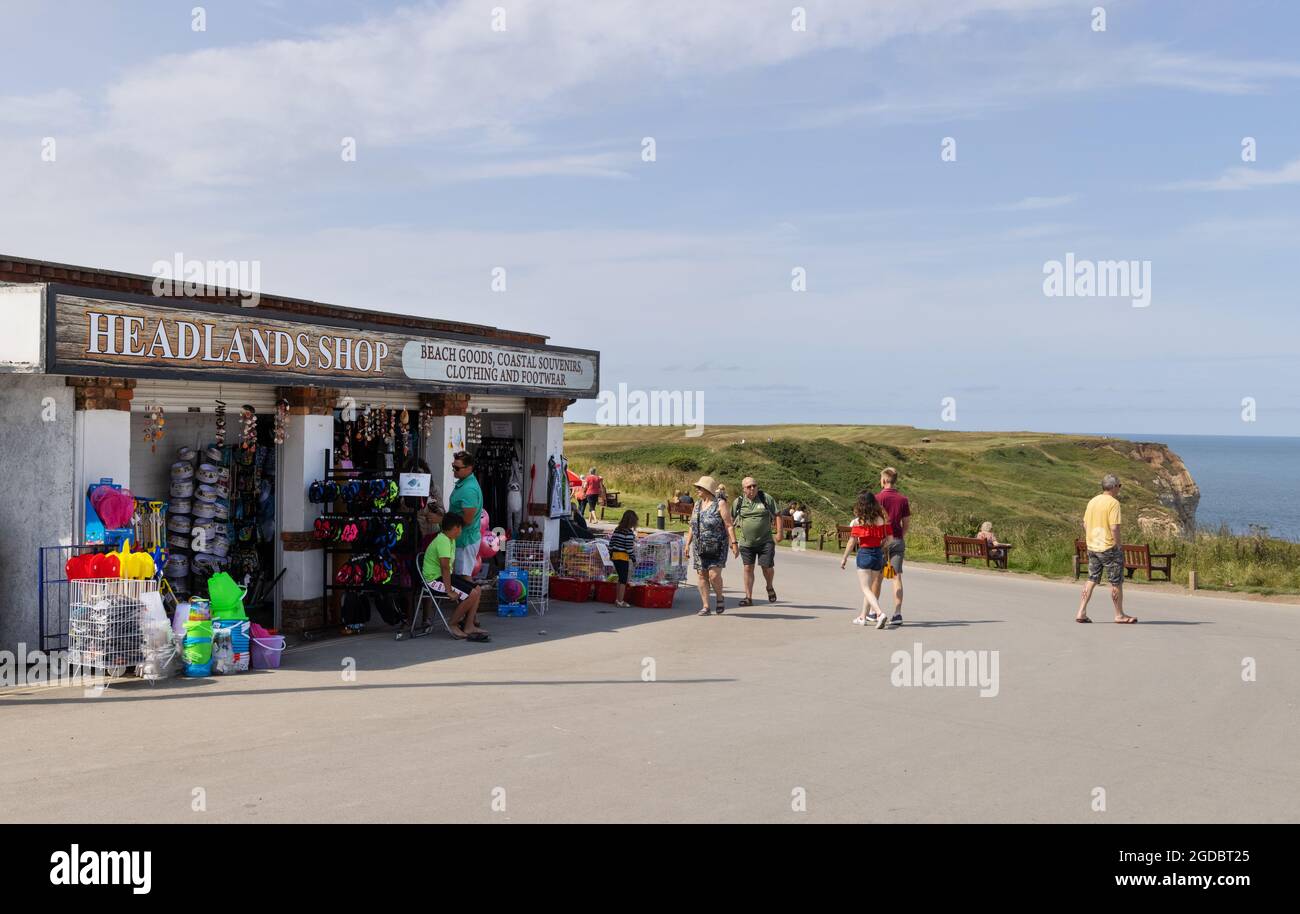 Yorkshire Tourismus; Headlands Shop mit Touristen an einem schönen Sommertag im Juli, Flamborough Head, Flamborough, Yorkshire UK Stockfoto