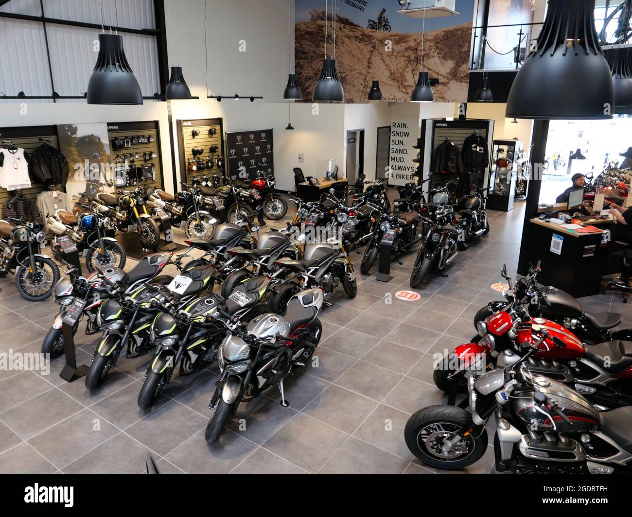 Lind hat in Trade City am Thomas Sawyer Way in Watford einen beeindruckenden Showroom errichtet, in dem alle Dinge von Triumph zu Hause sind; Wir bieten eine umfangreiche Auswahl an neuen und gebrauchten Triumph Motorrädern an, mit einer beeindruckenden Abteilung für Ersatzteile und Zubehör mit Hunderten von Optionen zur Auswahl und einer hochmodernen Werkstatt, die mit den neuesten Technologien gebaut und mit Triumph-zugelassenen Maschinen ausgestattet ist. Außerdem gibt es genügend Parkplätze und Außenflächen für Open House-Veranstaltungen und Fahrradnächte. Bestehende Kunden von Herts Triumph in Hemel Hempstead werden beim Besuch von Herts Triumph einige bekannte Gesichter erkennen ... Stockfoto