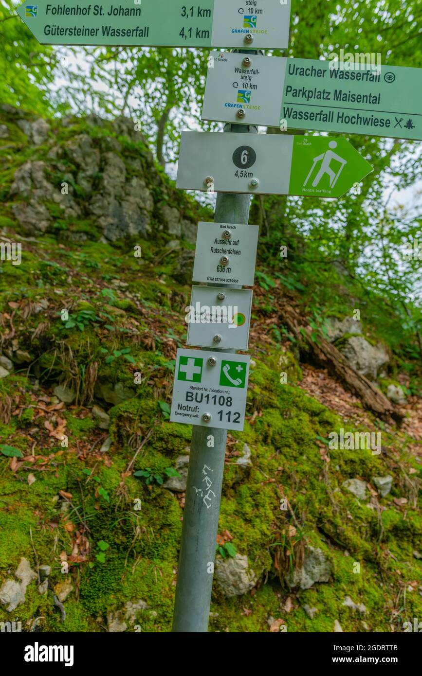 Fingerpost auf dem Wanderweg Wasserfallsteig, Biosphärenreservat Schwäbische Alb, Baden-Württemberg, Süddeutschland, Europa Stockfoto