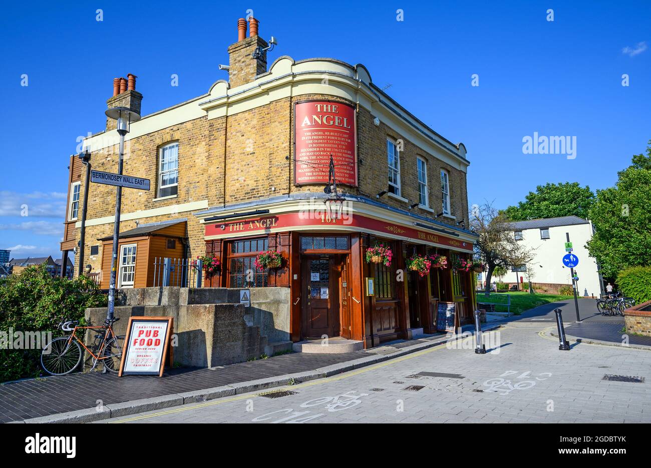The Angel Pub in Rotherhithe, London, Großbritannien. The Angel ist ein  traditionelles britisches öffentliches Haus an der Bermondsey Wall East am  Ufer der Themse Stockfotografie - Alamy