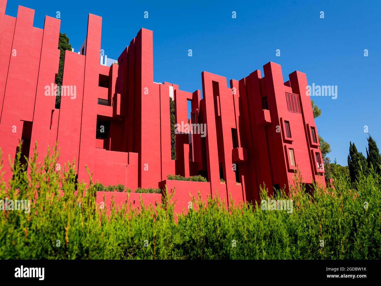 Calpe, Spanien - 19. Juli 2021: Das postmoderne Apartmentgebäude 'La Muralla Roja', die rote Mauer, vom Architekten Ricardo Bofill inspiriert von afrikanischem Fortre Stockfoto