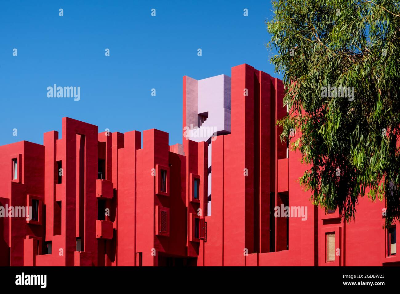 Calpe, Spanien - 19. Juli 2021: Der moderne Apartmentkomplex 'La Muralla Roja', die rote Mauer, vom Architekten Ricardo Bofill inspiriert von der afrikanischen Festung 'c Stockfoto