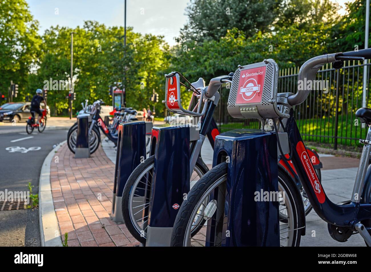 Leihfahrräder stationiert in Rotherhithe, London, Großbritannien. Die Fahrräder, ursprünglich als Boris Bikes bekannt, werden jetzt von der Santander Bank gesponsert. Stockfoto