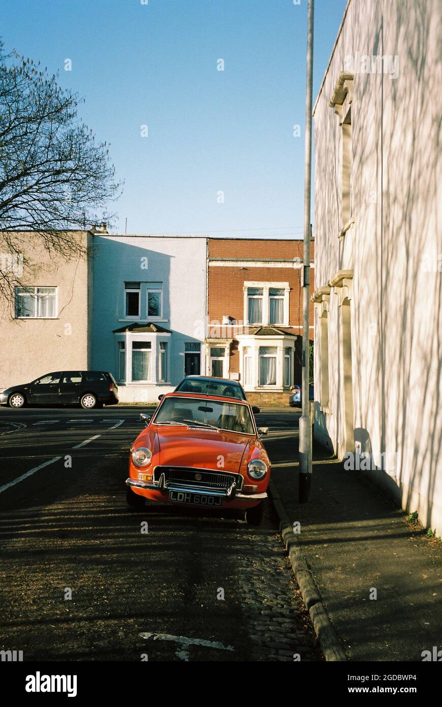 Ein Schuss eines Retro-MG-Autos, der vor Ort in Bedminster aufgenommen wurde. Das Bild wurde auf 35mm-Film aufgenommen. Die frühe Tageszeit gibt markante Schatten und Kontraste Stockfoto