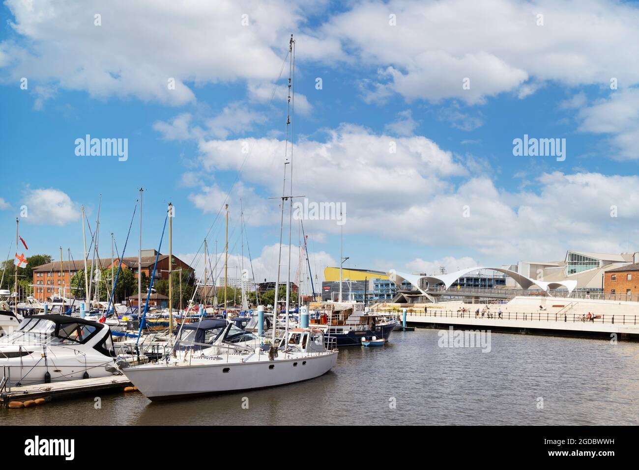 An einem sonnigen Sommertag in Hull, Yorkshire UK, vertäuten die Boote in der Hull Marina an der Hull Waterfront Stockfoto