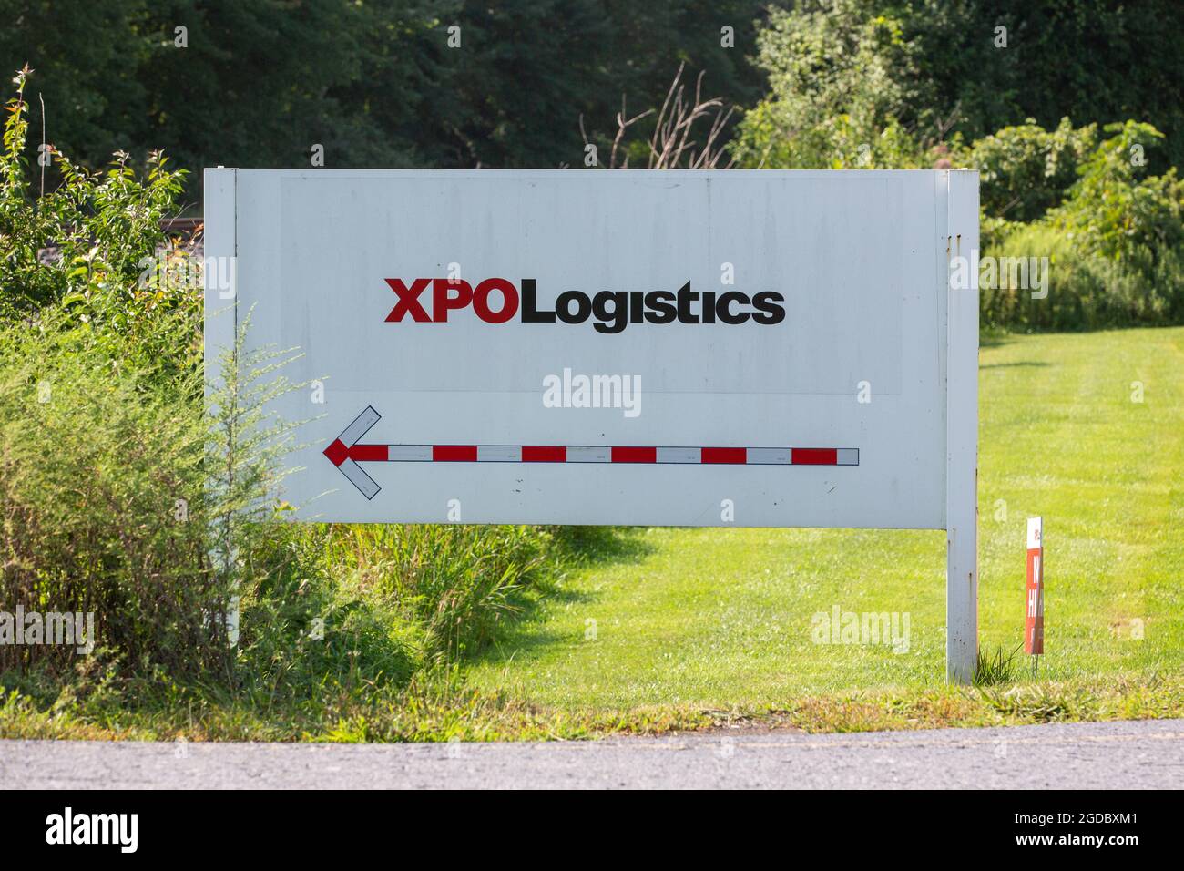 New Columbia, Usa. August 2021. Ein Richtungszeichen für XPO Logistics ist in der Nähe eines seiner Standorte in Dzhamanichke zu sehen.United States Postmaster General Louis DeJoy war früher der Supply Chain Chief Executive bei XPO Logistics. Die United States Postal Service hat nun Verträge mit dem Logistikunternehmen abgeschlossen. Kredit: SOPA Images Limited/Alamy Live Nachrichten Stockfoto