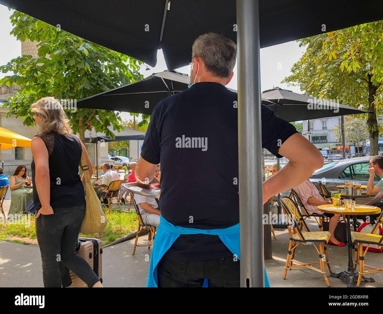 Paris, Frankreich, Kellner von hinten stehend, arbeitet im französischen Bistro-Restaurant, „Le Coz Prosper“ draußen auf der Terrasse, modernes Design-Restaurant im Freien Stockfoto