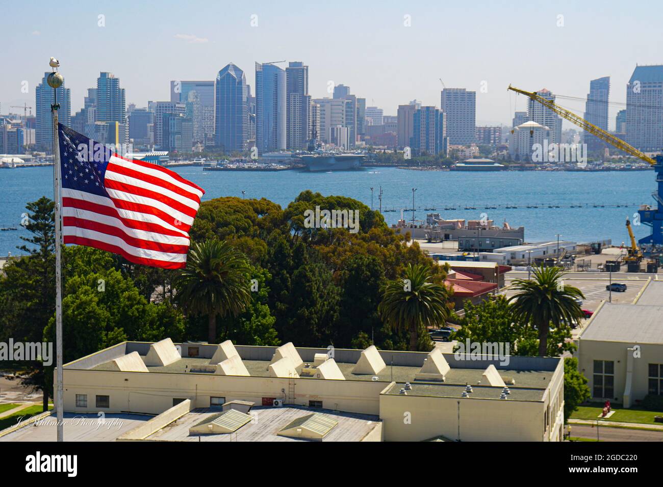 Die Innenstadt von San Diego, von der North Island Naval Air Station aus gesehen, bietet einen großartigen Blick auf hohe Gebäude und das USS Midway Museum Stockfoto