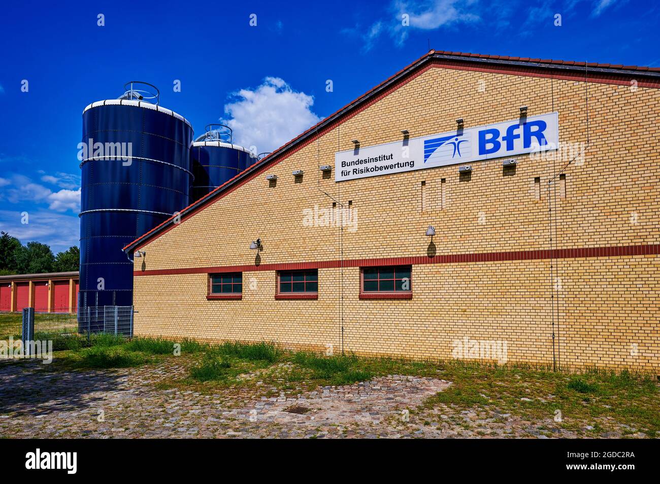 Berlin, 6. August 2021: Zeichen mit dem Logo des Bundesinstituts für Risikobewertung (BfR) in Berlin. Stockfoto