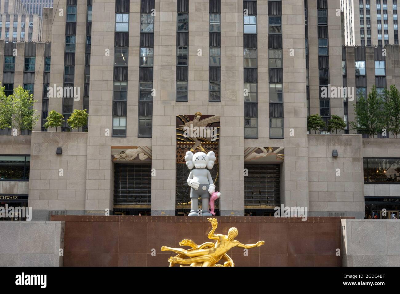 SHARE ist eine Skulptur von KAWS auf dem Rockefeller Center Plaza, New York City, USA Stockfoto