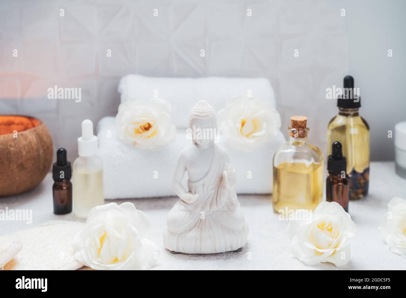 Spa- und Wellness-Massagen. Konzept des asiatischen entspannenden Spa-Verfahrens mit ätherischen Ölen. Alternative Medizin und Körperpflege. Selektiver Fokus Stockfoto