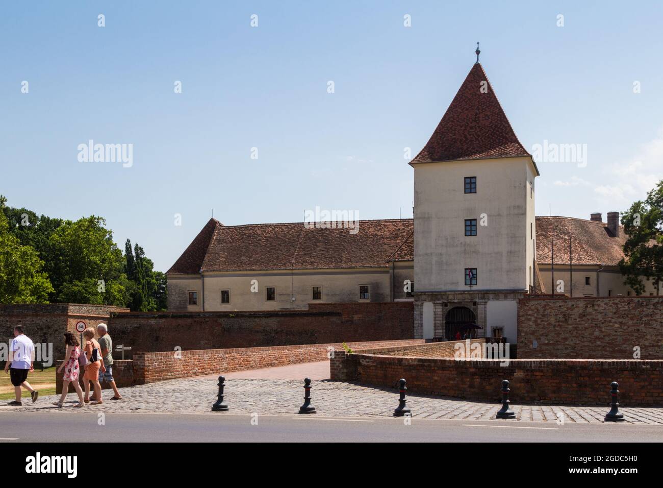 Eingang und Turm der Burg Nadasdy, Sarvar, Ungarn Stockfoto