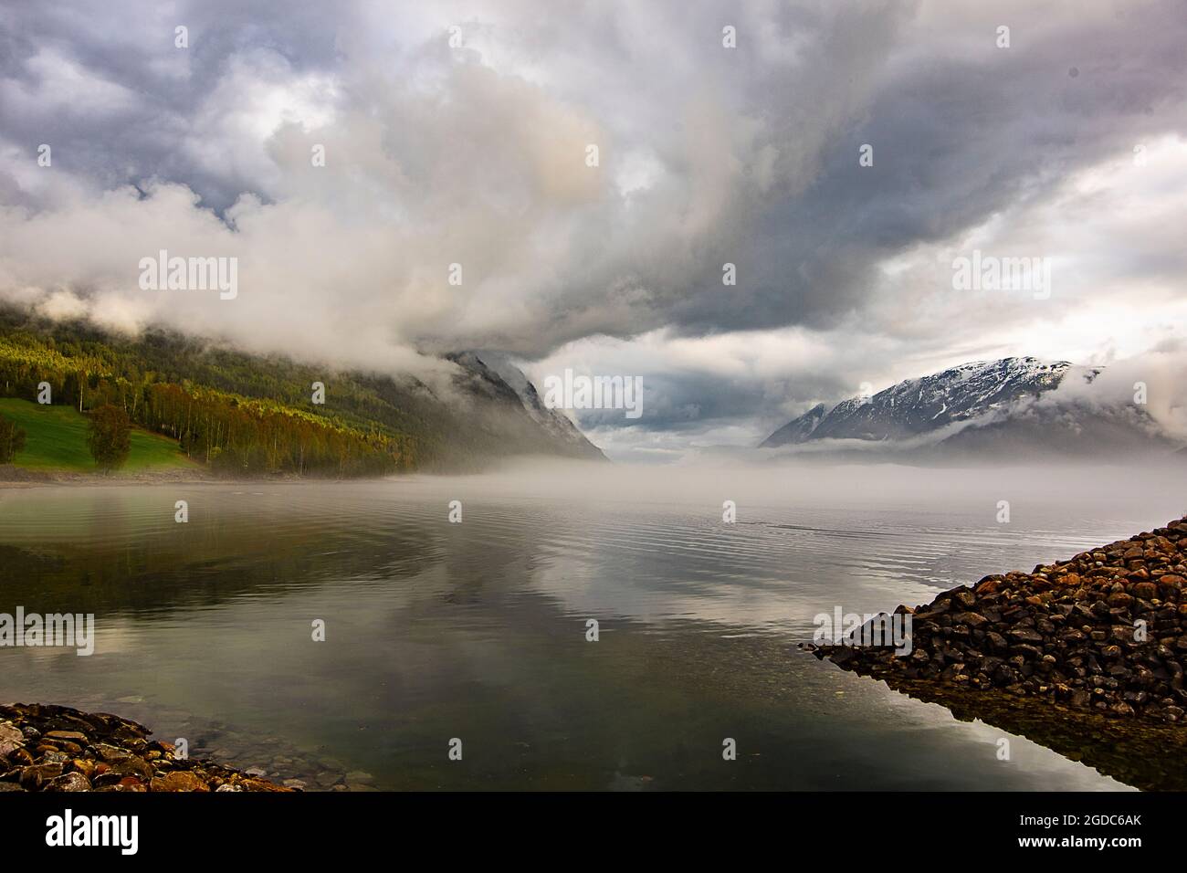 Norwegische Landschaft mit Bergen und Nebel über dem Tinnsjo See Stockfoto