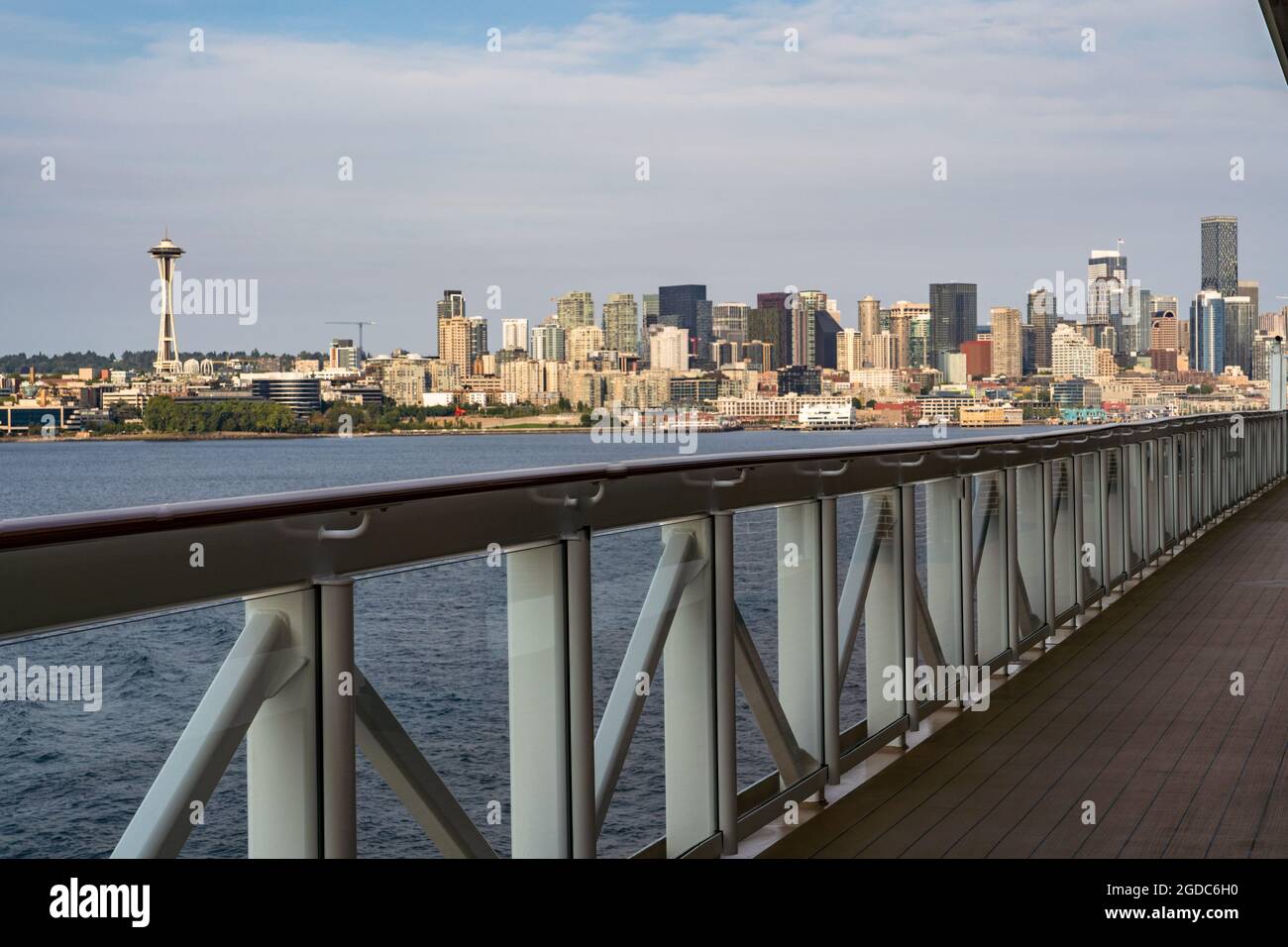 Skyline von Seattle vom Kreuzfahrtschiff aus gesehen Stockfoto