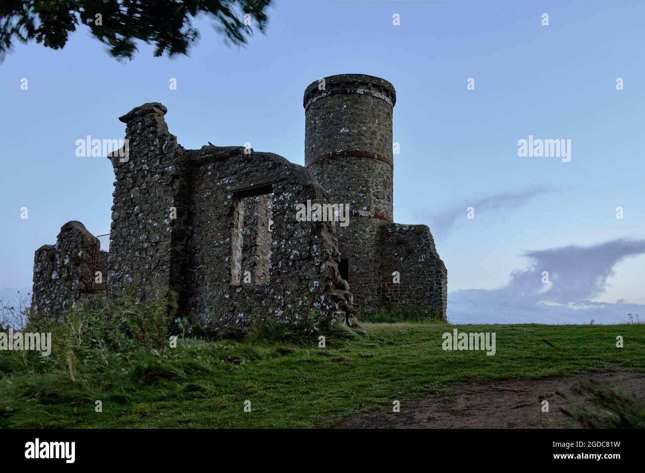 Der Kinnoull Hill Tower ist eine viktorianische Torheit mit Blick auf den Fluss Tay, die gebaut wurde, um die Ruinen entlang des Rheins in Deutschland nachzuahmen Stockfoto