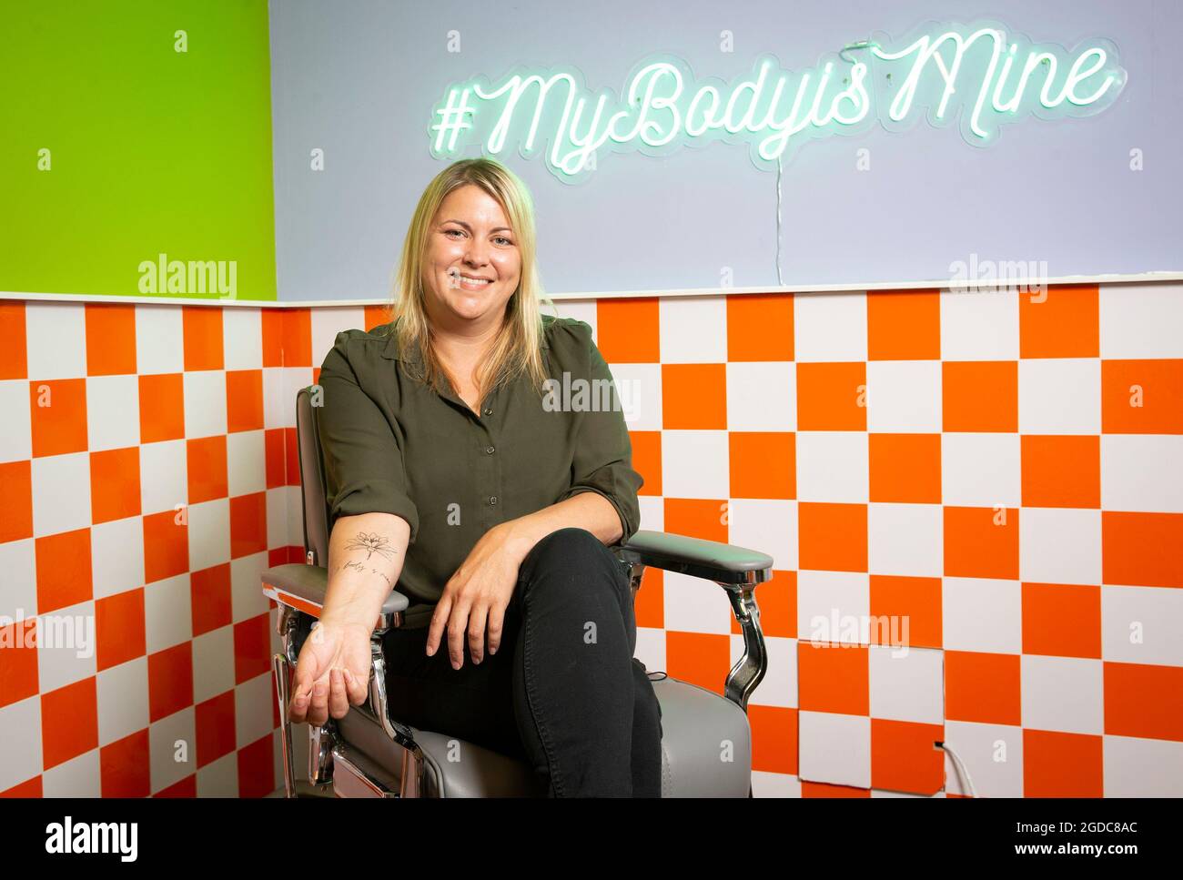 REDAKTIONELLE VERWENDUNG NUR Baroness Liz Sugg nimmt an der Vorstellung von ActionAids Pop-up-Studio für temporäre Tattoos in Soho, London, Teil. Bilddatum: Donnerstag, 12. August 2021. Stockfoto