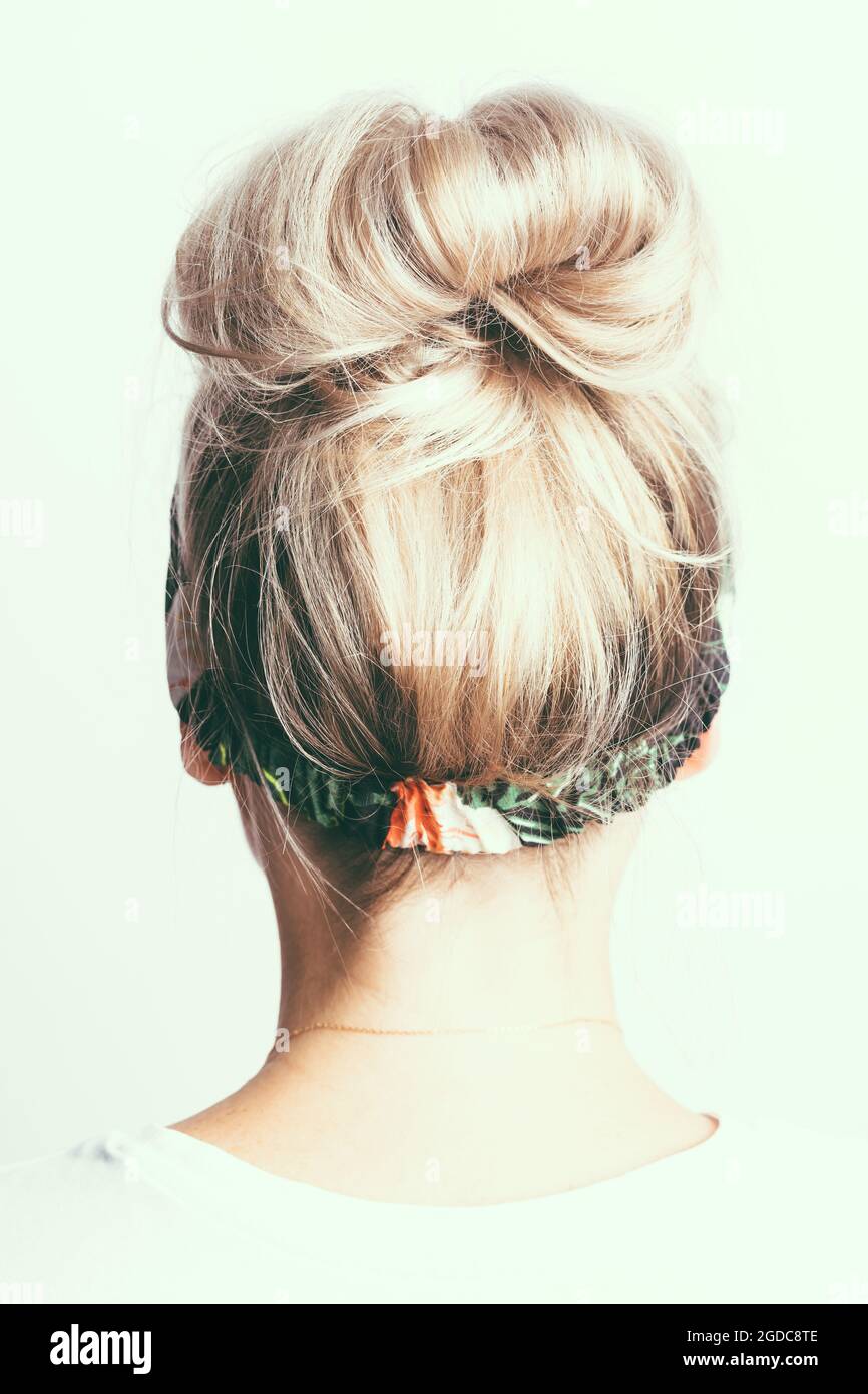 Blondes Mädchen mit einem Haarsträhnen auf dem Kopf, Rückansicht Stockfoto