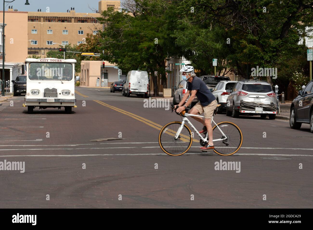 Ein Fahrradfahrer und Reisebus in Santa Fe, New Mexico. Stockfoto