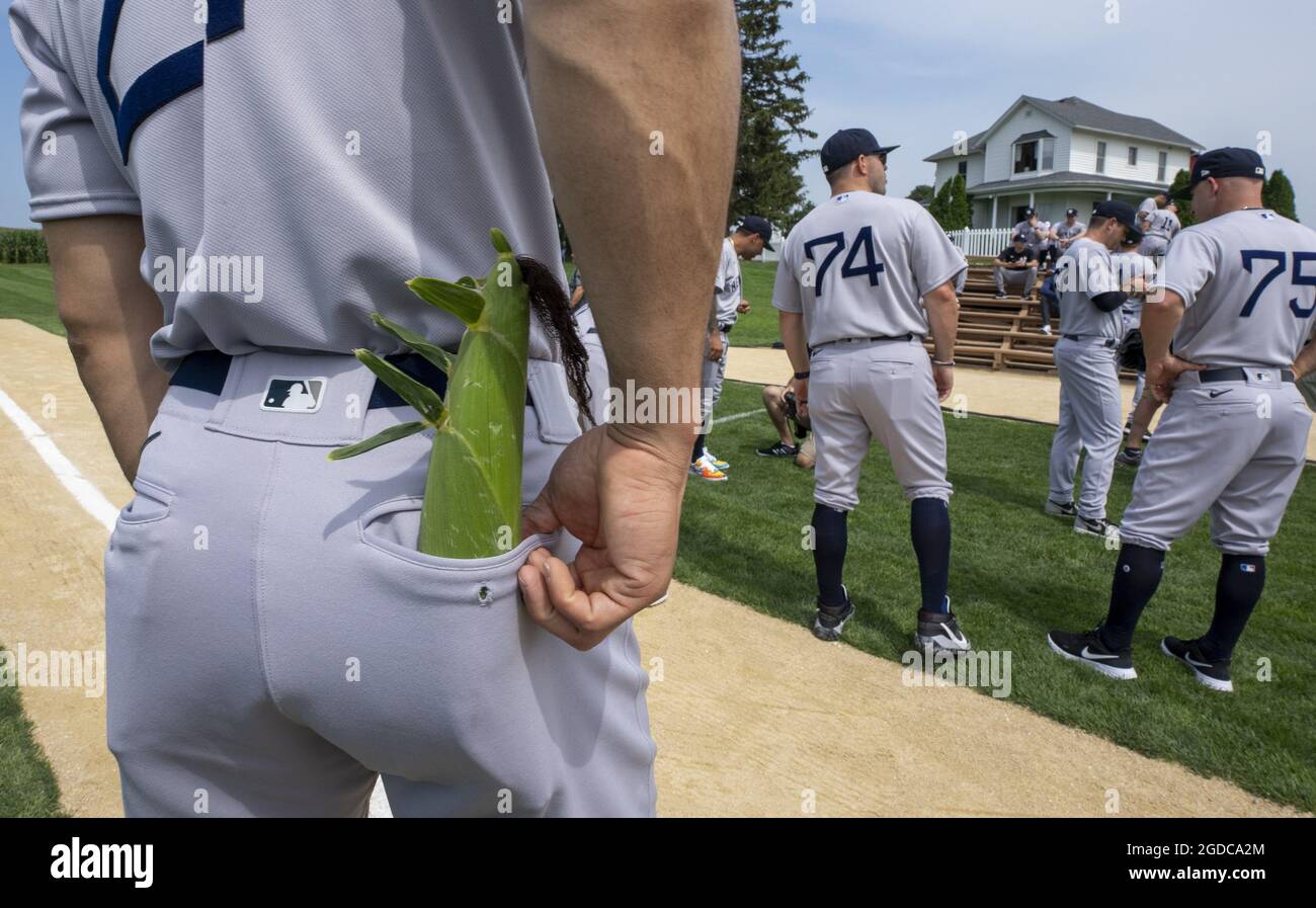 Dyersville, Usa. August 2021. Der New Yorker Yankees-Star Giancarlo Stanton trägt eine Ähre aus Mais in seiner Gesäßtasche, während er und seine Teams den Ballpark des „Field of Dreams“ aus dem Jahr 1989 bewundern, während er und seine Teamkollegen sich auf das Spiel in einem angrenzenden MLB Field of Dreams Cornfield Ballpark in Dyersville vorbereiten, Iowa am Donnerstag, den 12. August 2021. Die New York Yankees und Chicago White Sox werden das erste MLB-Spiel der regulären Saison in Iowa spielen. Foto von Pat Benic/UPI Credit: UPI/Alamy Live News Stockfoto
