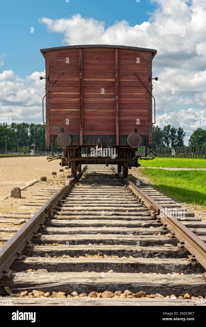 Eisenbahnwaggon und Bahnstrecke im Konzentrationslager Auschwitz II-Birkenau, Oswiecim, Polen Stockfoto