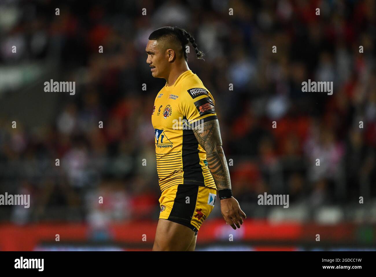 Peter Mata'utia (3) von Castleford Tigers verlässt das Feld, nachdem er am 8/12/2021 eine gelbe Karte erhalten hat. (Foto von Craig Thomas/News Images/Sipa USA) Quelle: SIPA USA/Alamy Live News Stockfoto