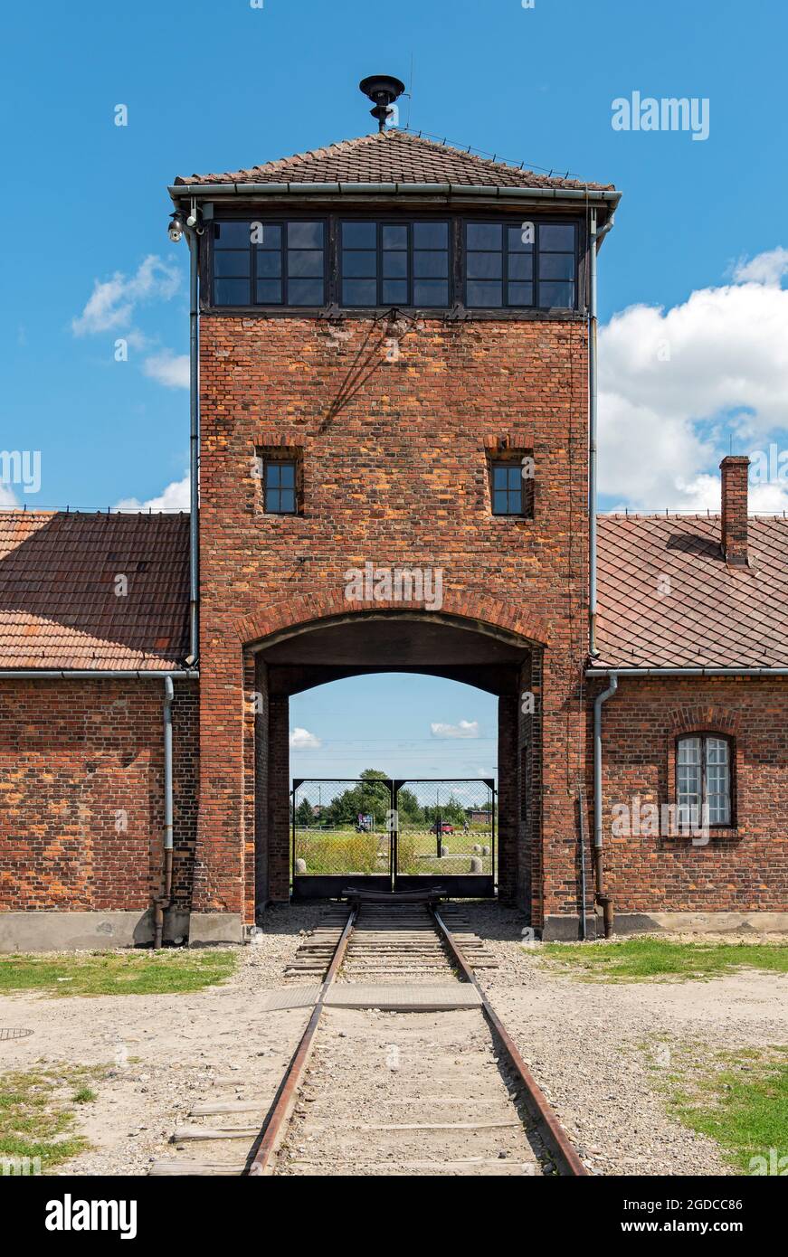 Torhaus des Konzentrationslagers Auschwitz II-Birkenau, Oswiecim, Polen Stockfoto