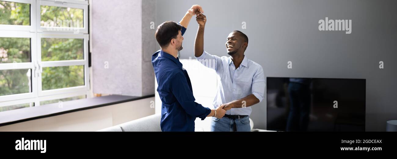 Glücklich Gay Paar Tanzen. Romantisches Dating Zu Hause Stockfoto