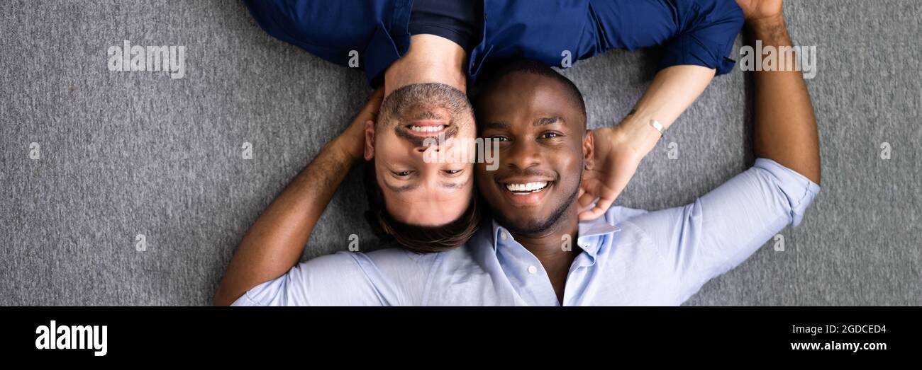 Happy Romantic Homosexuell Paar Entspannend Und Dating Stockfoto