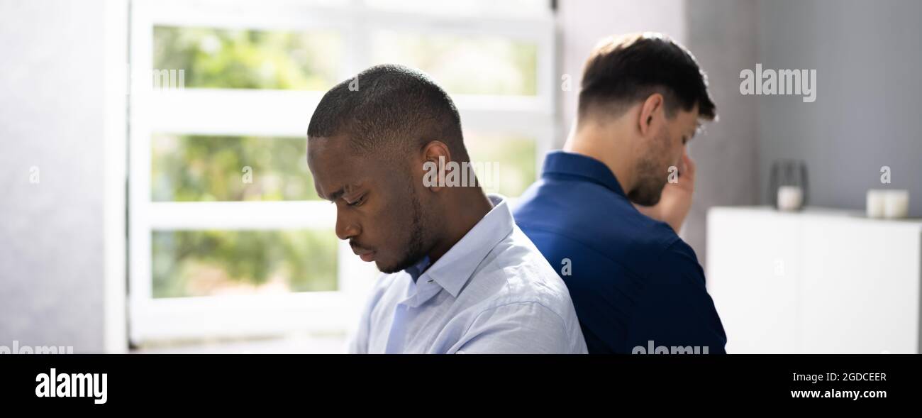 Homosexuell Paar Beziehung Konflikt Und Scheidung. Unglücklich Und Traurig Stockfoto